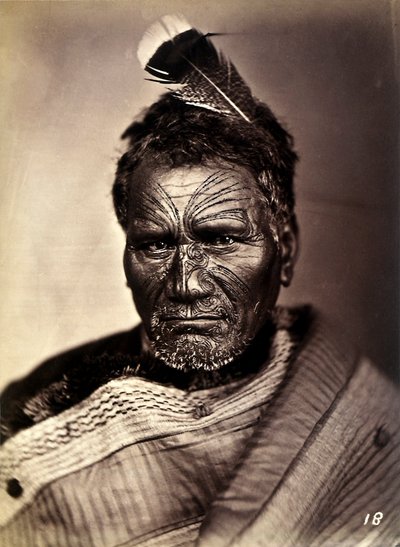 入れ墨のある顔をしたマオリの肖像、1886-88年頃 作： New Zealand Photographer